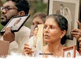 හඳ එලියේ මැරුණු මල්